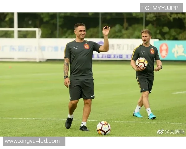 温暖笑容与足球梦想交织的球星头像，展现无尽激情与坚持的力量